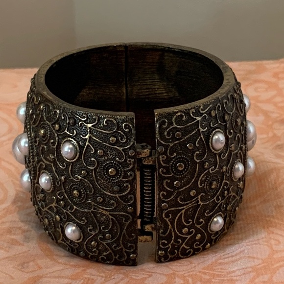 🛍️SALE🛍️ Antiqued Gold Hinged Bangle Bracelet - Picture 2 of 10